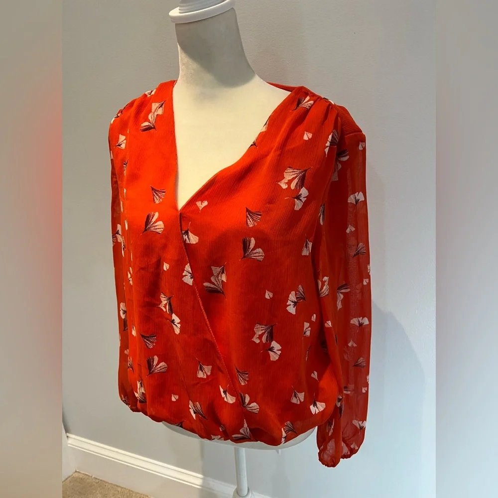 BANANA REPUBLIC shirt size Small red floral‎ wrap longsleeve